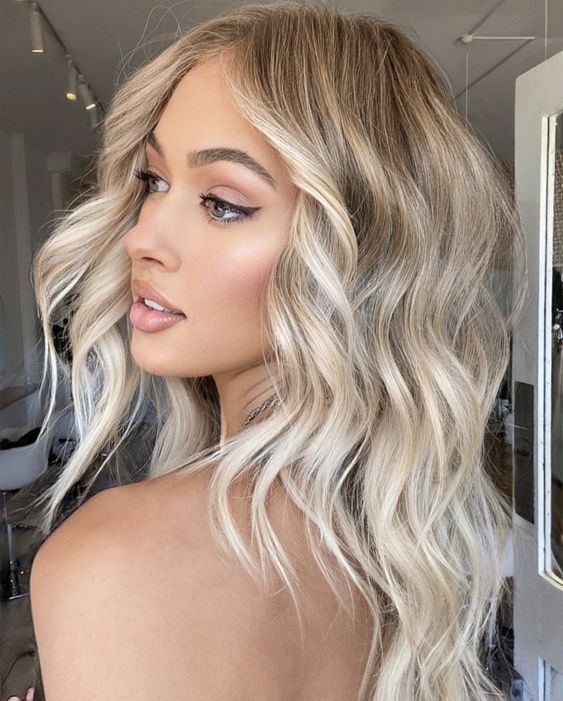 mooie krullen in blond haar